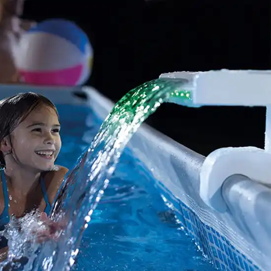Multibarevný LED vodopád do bazénu